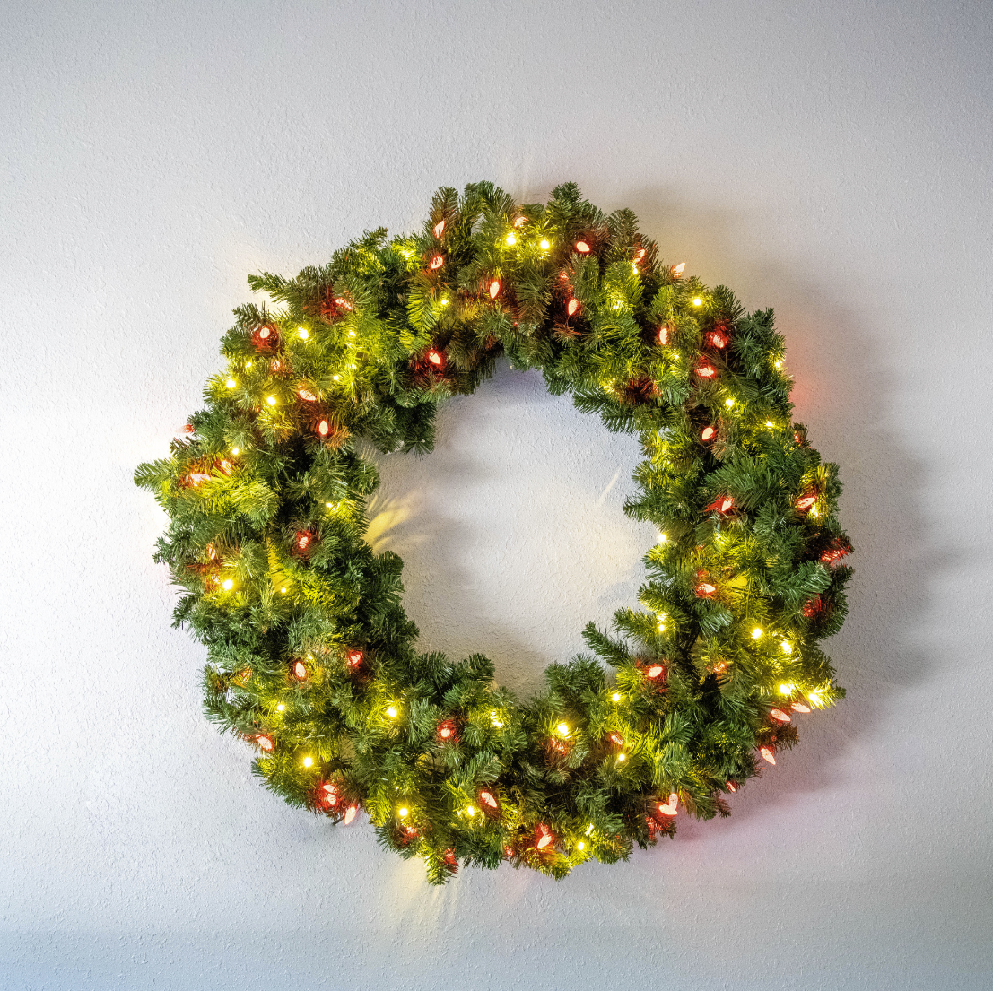 Oregon Wreath 36", (C6/5mm) - Warm White/Red